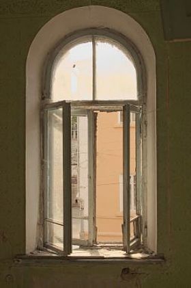 在一个废弃的房子的窗户