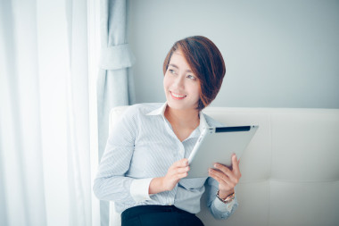 亞裔女子和平板電腦