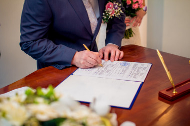 新郎簽署結(jié)婚證書(shū)