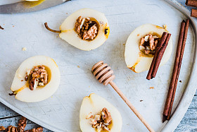 核桃与烘烤前的蜜梨，肉桂棒照片