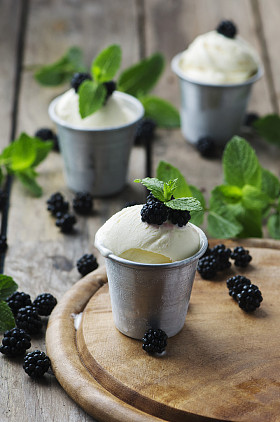 美味的冰淇淋与浆果