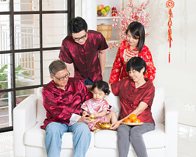 亚洲家庭庆祝新的一年图片