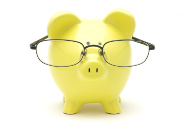 戴著眼鏡的黃色存錢罐