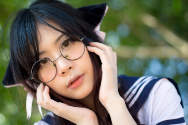 亞洲學校女孩與迷人的眼睛圖片