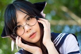 亚洲学校女孩与迷人的眼睛图片