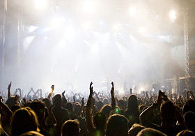 在音乐会上的人群照片