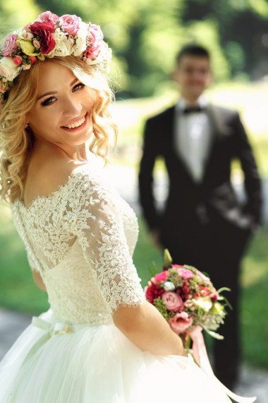 漂亮的金發(fā)女郎微笑