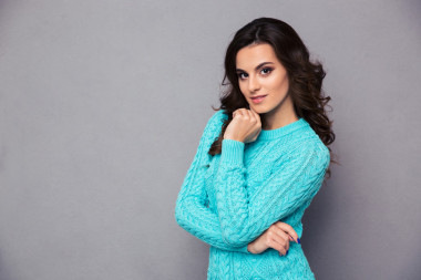 美麗的女人看看照相機(jī)圖片