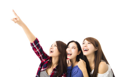 組的快樂年輕婦女在尋找和手指著什么