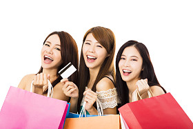 一群快乐的年轻女人购物袋和信用卡