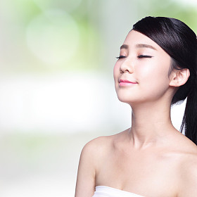 美丽的女人笑着照片