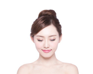 女人閉著眼睛放松