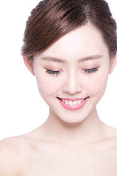 女人閉著眼睛放松