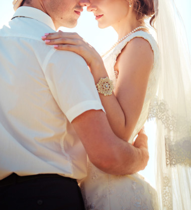 新娘和新郎擁抱圖片