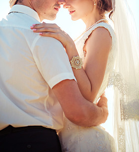 新娘和新郎拥抱图片