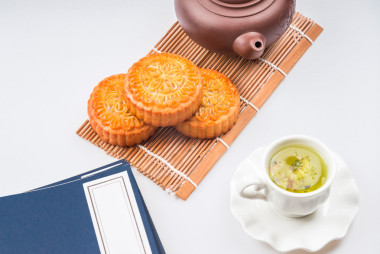 在木板上中秋月饼图片