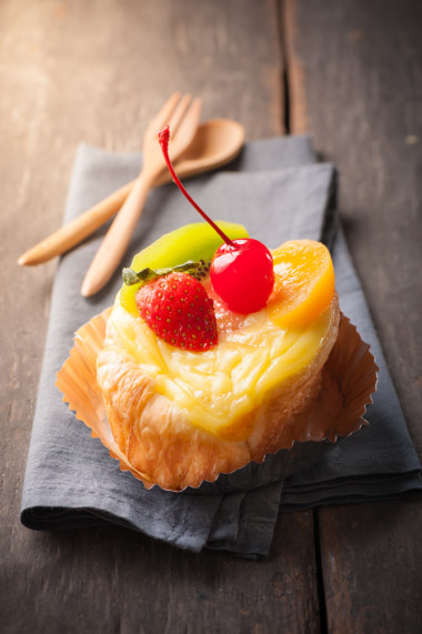 在木桌上的水果丹麥圖片