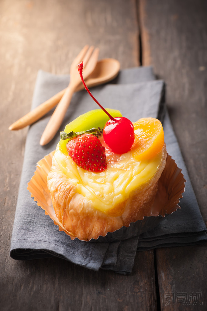 在木桌上的水果丹麥圖片