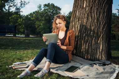 年輕白人女學(xué)生與書在校園里，學(xué)生在校園面積研究