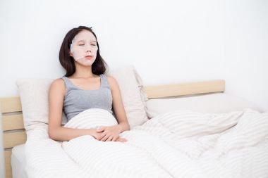 女人做面部纸面膜