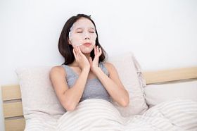 女人做面部纸面膜图片