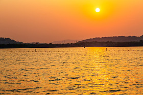 在太湖之滨无锡，中国，中国钓鱼船