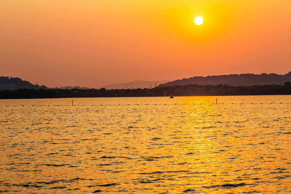 在太湖之滨无锡,中国,中国钓鱼船 在太湖之滨无锡,中国,中国钓鱼船