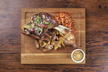 轉(zhuǎn)向節(jié)烤在桌子上