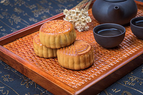 月饼和茶，中国中期秋天节日食