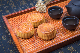 月饼和茶，中国中期秋天节日食