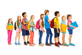 学校的孩子们与背包和教材