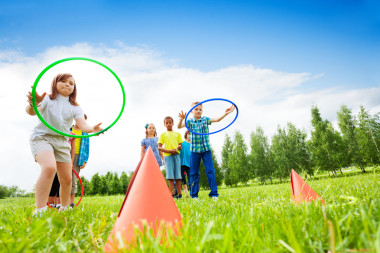 兩組的孩子玩呼啦圈圖片