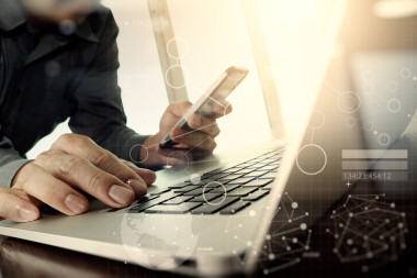 設計師的手工作和智能手機和筆記本電腦在木桌上