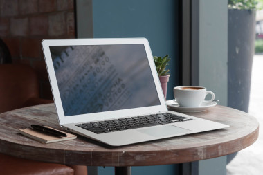 筆記本與平板電腦、 鋼筆和一杯新鮮的咖啡拿鐵藝術上 w