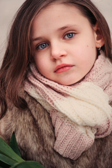 儿童女孩在玩冬季步行图片