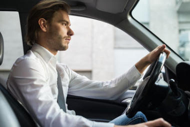 男子駕駛他的車