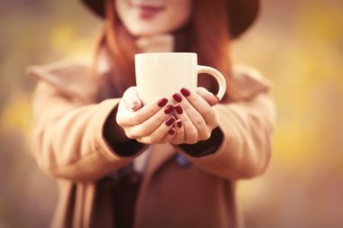 秋天公园里的女人