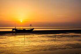 在太湖之滨无锡，中国，中国钓鱼船