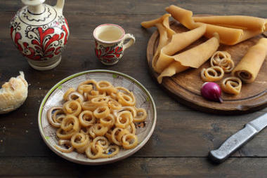 頂視圖豬肉皮膚小吃照片