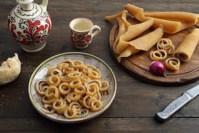 顶视图猪肉皮肤小吃照片