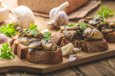 乡村土司面包蒜香蘑菇合剂照片