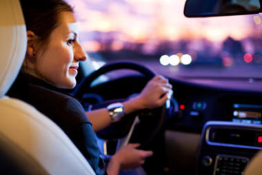 在一個(gè)城市夜間駕駛他的現(xiàn)代車(chē)的女人