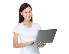 亚洲的年轻女子，在白色 t 恤