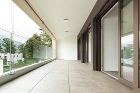 新公寓的阳台上