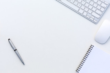 用計(jì)算機(jī)鍵盤鼠標(biāo)記事本和行政鋼筆創(chuàng)意辦公室明亮表