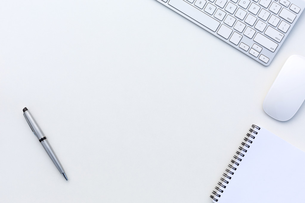 用计算机键盘鼠标记事本和行政钢笔创意办公室明亮表