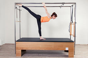 在凯迪拉克健身练习普拉提有氧教练女人