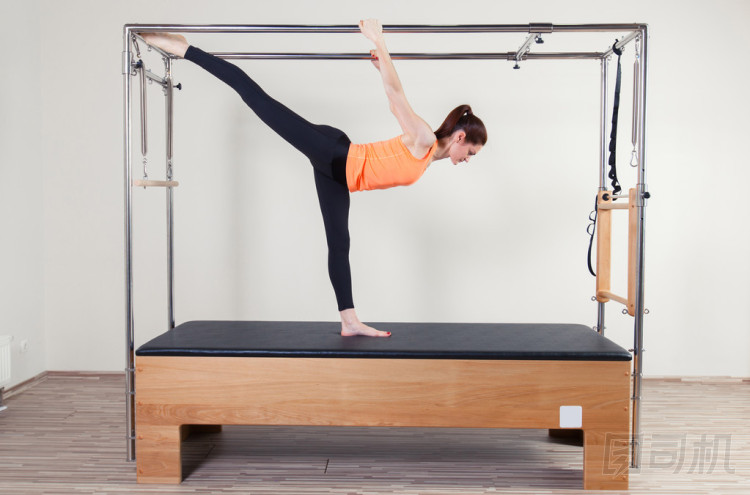 在凱迪拉克健身練習(xí)普拉提有氧教練女人