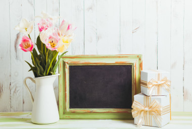 郁金香和黑板图片