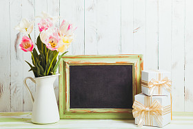 郁金香和黑板图片